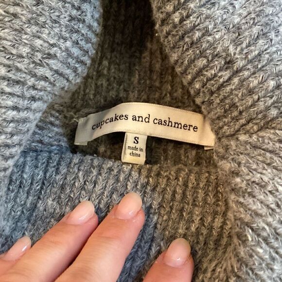 CUPCAKES AND CASHMERE
Rodell Cold Shoulder Sweater In Medium Heather Grey - Picture 8 of 8